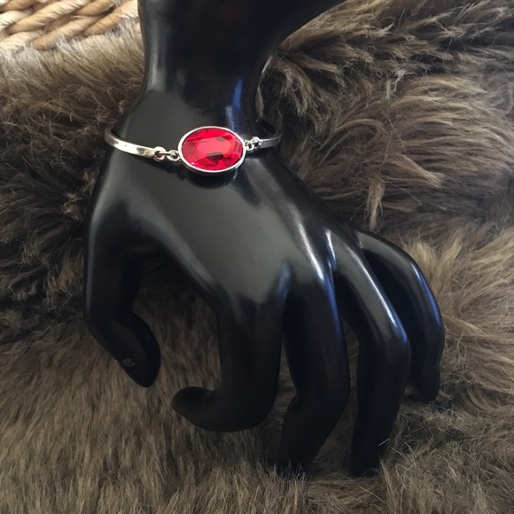 Silver tone faceted oval cut faux ruby bracelet - Picture 3 of 7